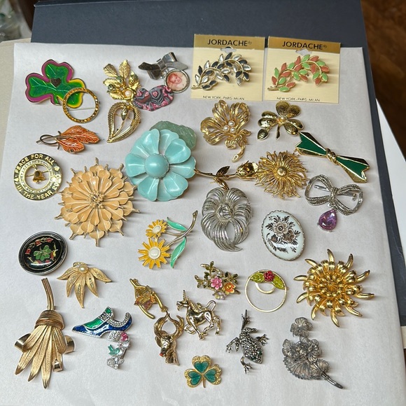 Vintage Jewelry Vintage Brooch Collection Various Styles And Colors